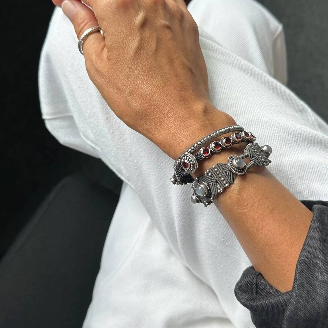 Bracelet ULU with grey moonstones